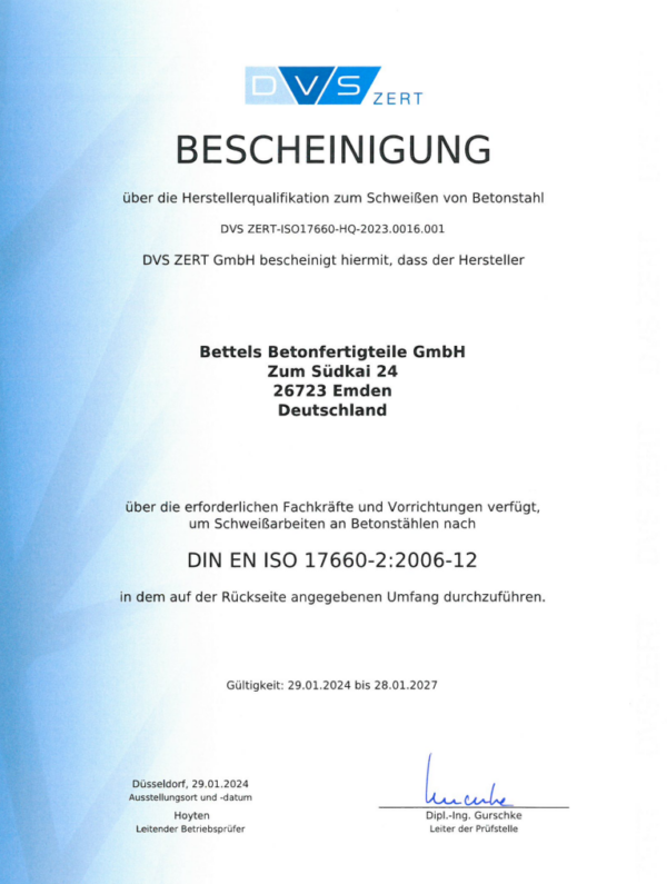 Offizielles Zertifikat der DVS ZERT GmbH, welches die Herstellerqualifikation für das Schweißen von Betonstahl nach DIN EN ISO 17660-2:2006-12 bestätigt, ausgestellt an Bettels Betonfertigteile GmbH in Emden, Deutschland. Das Dokument zeigt das Logo von DVS ZERT am oberen Rand, den Titel 'BESCHEINIGUNG', sowie Details zur Zertifizierung und die Gültigkeitsdauer vom 29.01.2024 bis 28.01.2027. Unterschriften und das Ausstellungsdatum 29.01.2024 in Düsseldorf sind unten zu sehen.
